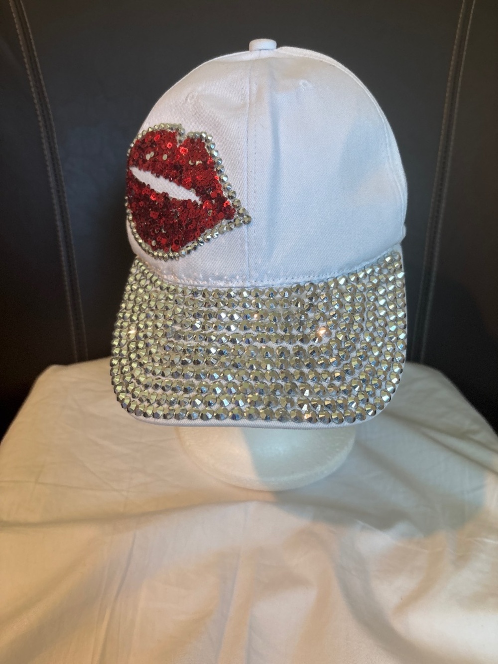White Baseball Cap With Red Lips Sequins